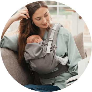 imagen que muestra el confort y ergonomía de una mochila de porteo para recien nacido